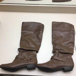 Brown boots target size 8.5 women’s